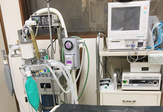 麻酔器・人工呼吸器・生体モニター写真